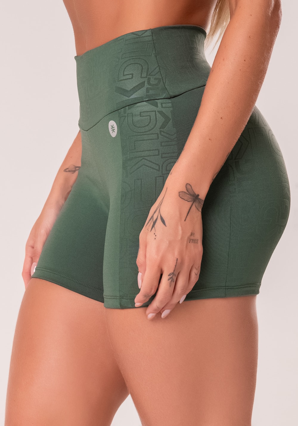 Short fitness feminino verde com recortes logomania reflections