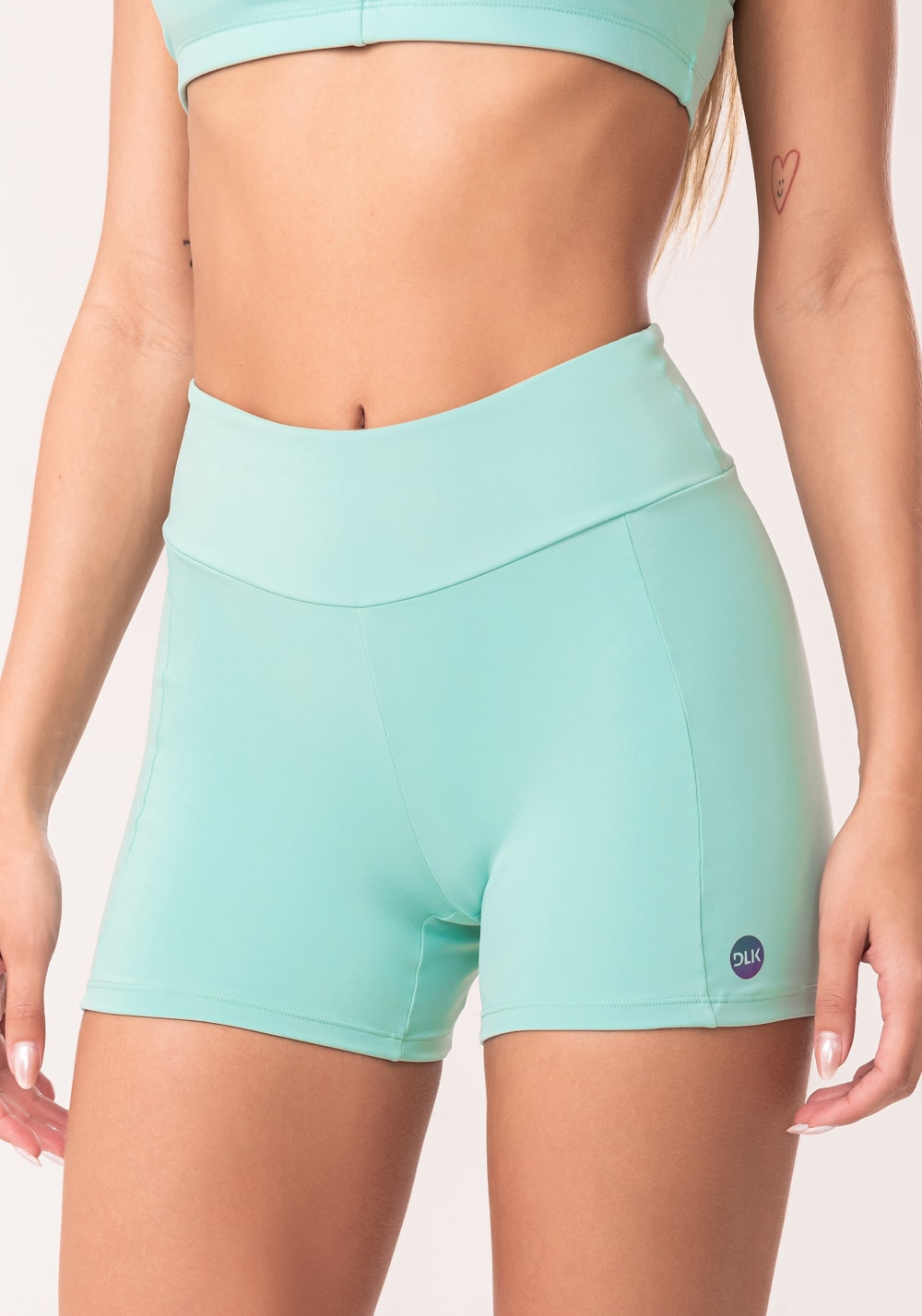 Short fitness feminino verde com recortes oasis