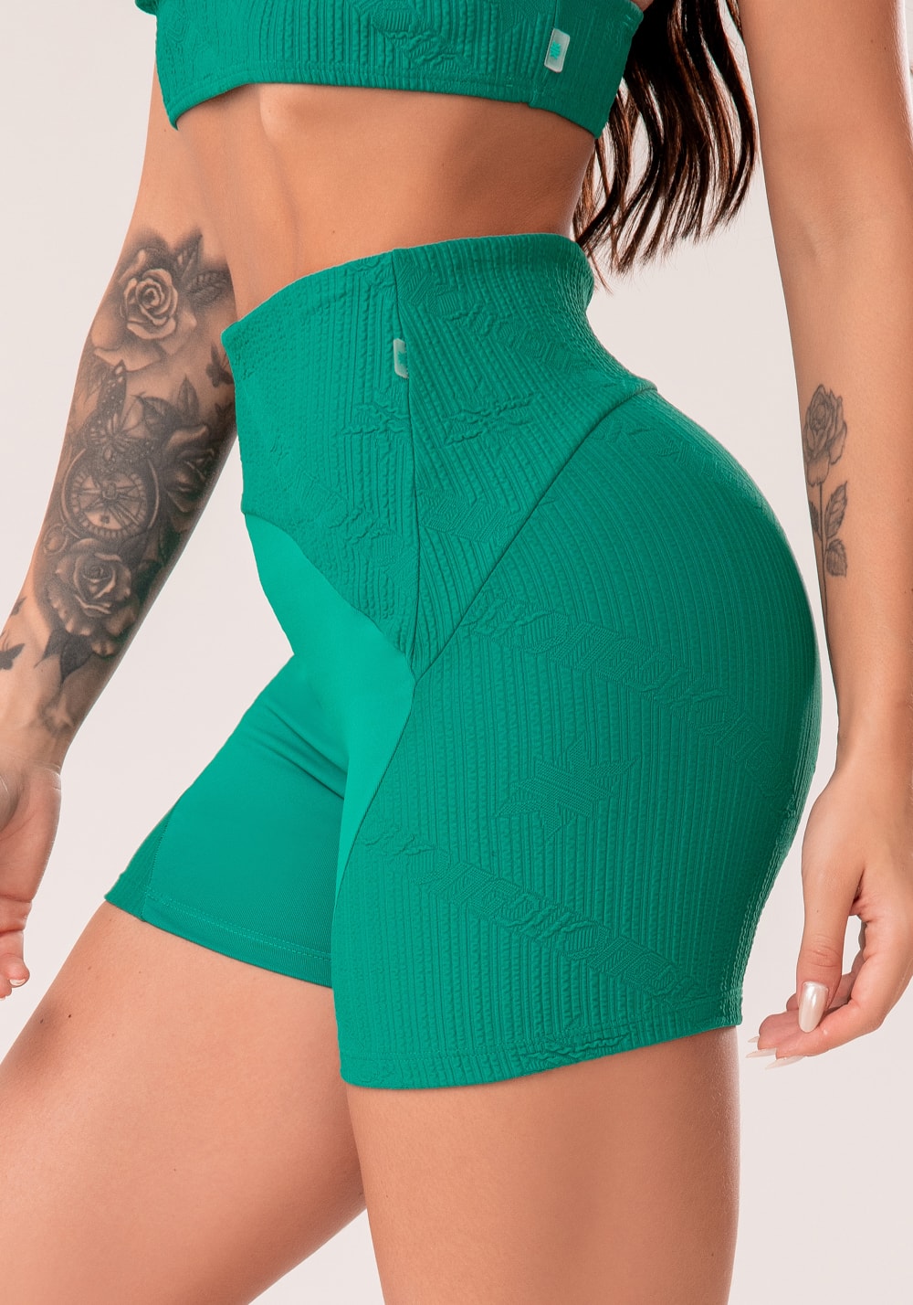 Short fitness feminino verde com recortes texturizados harmony
