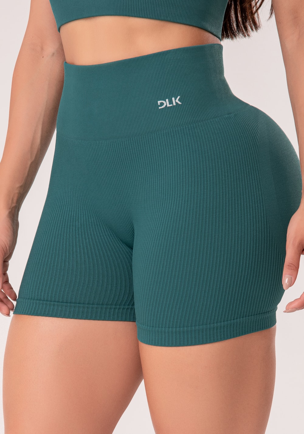 Short fitness feminino verde escuro canelado modela bumbum seamless+