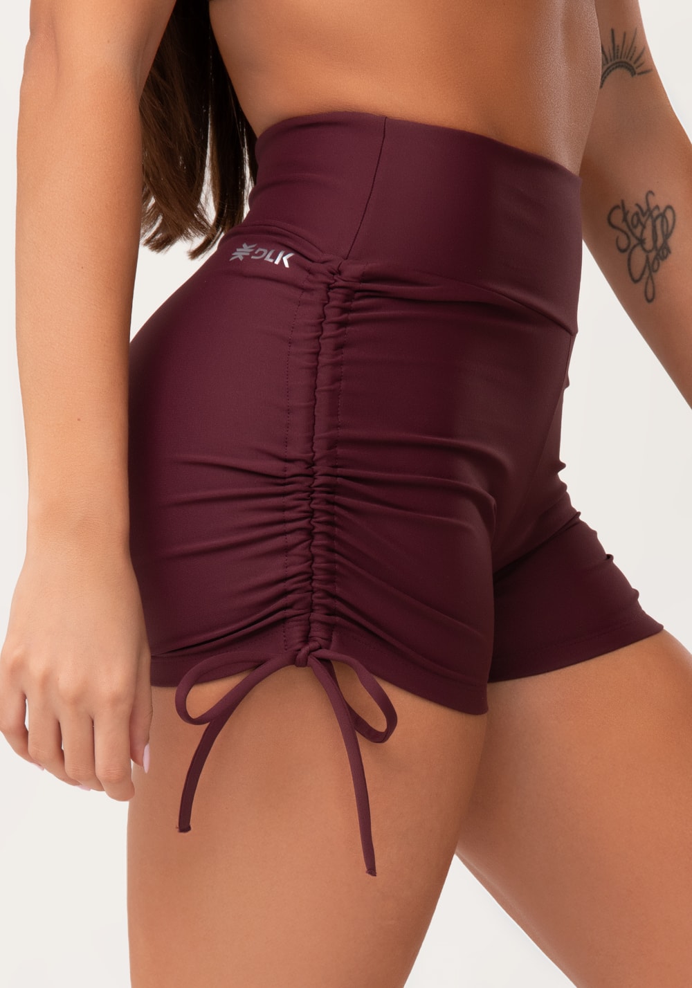 Short fitness feminino vinho com franzido aura