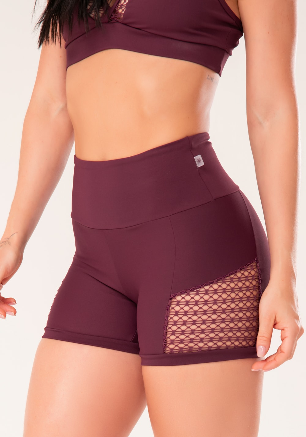 Short fitness feminino vinho com recortes em tela harmony