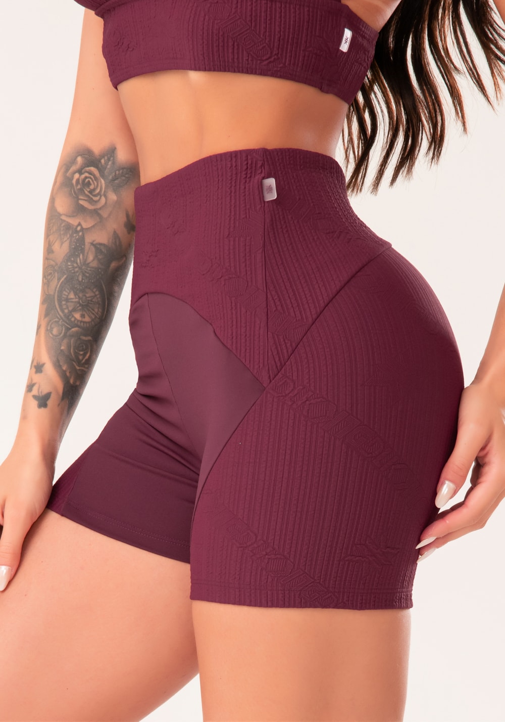 Short fitness feminino vinho com recortes texturizados harmony