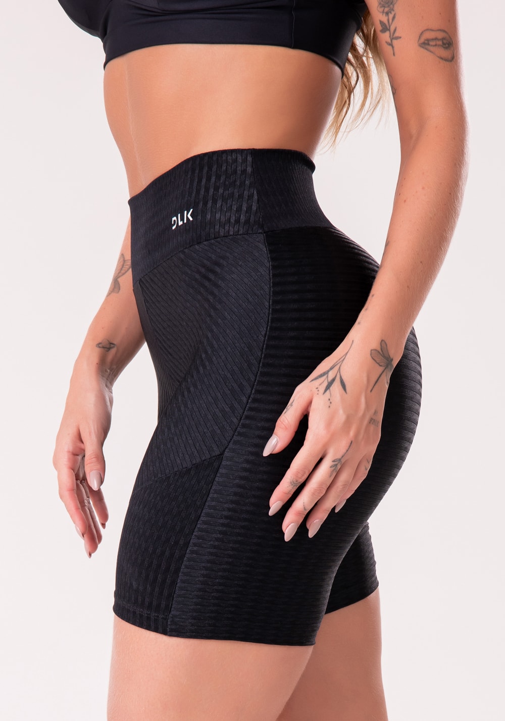 Short happiness em poliamida e recortes preto dlk