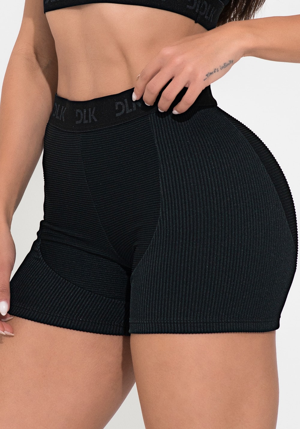 Short preto canelado com elástico na cintura action dlk