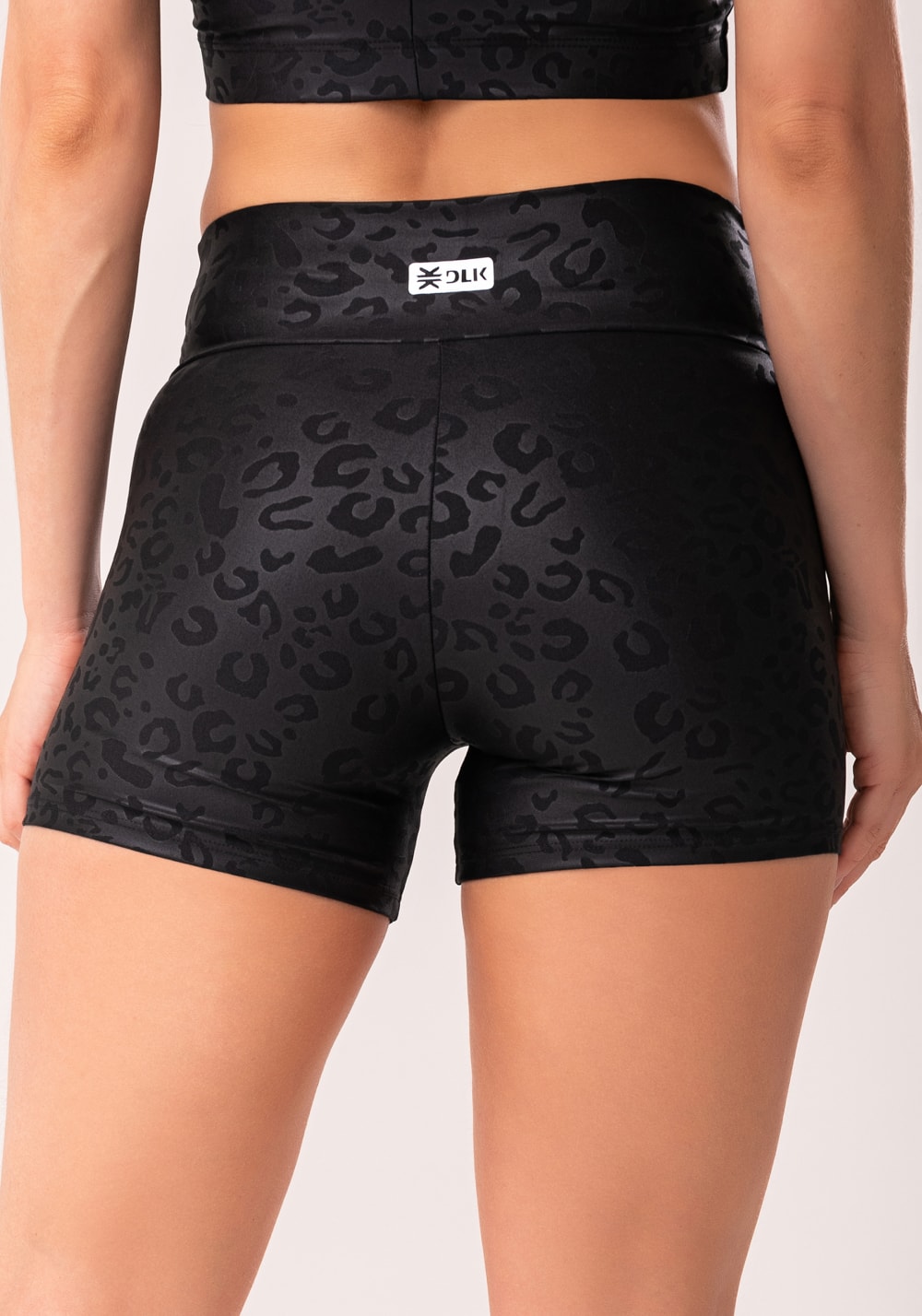Short shine texturizado onça preto com cós transpassado