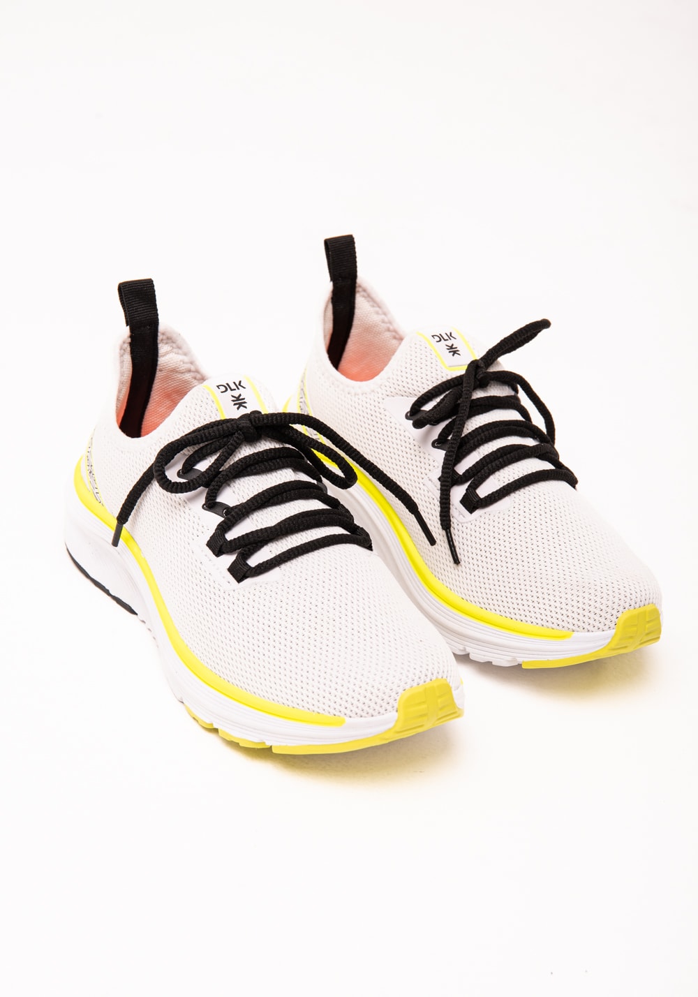 Tênis esportivo branco e lima com dois cadarços dlk