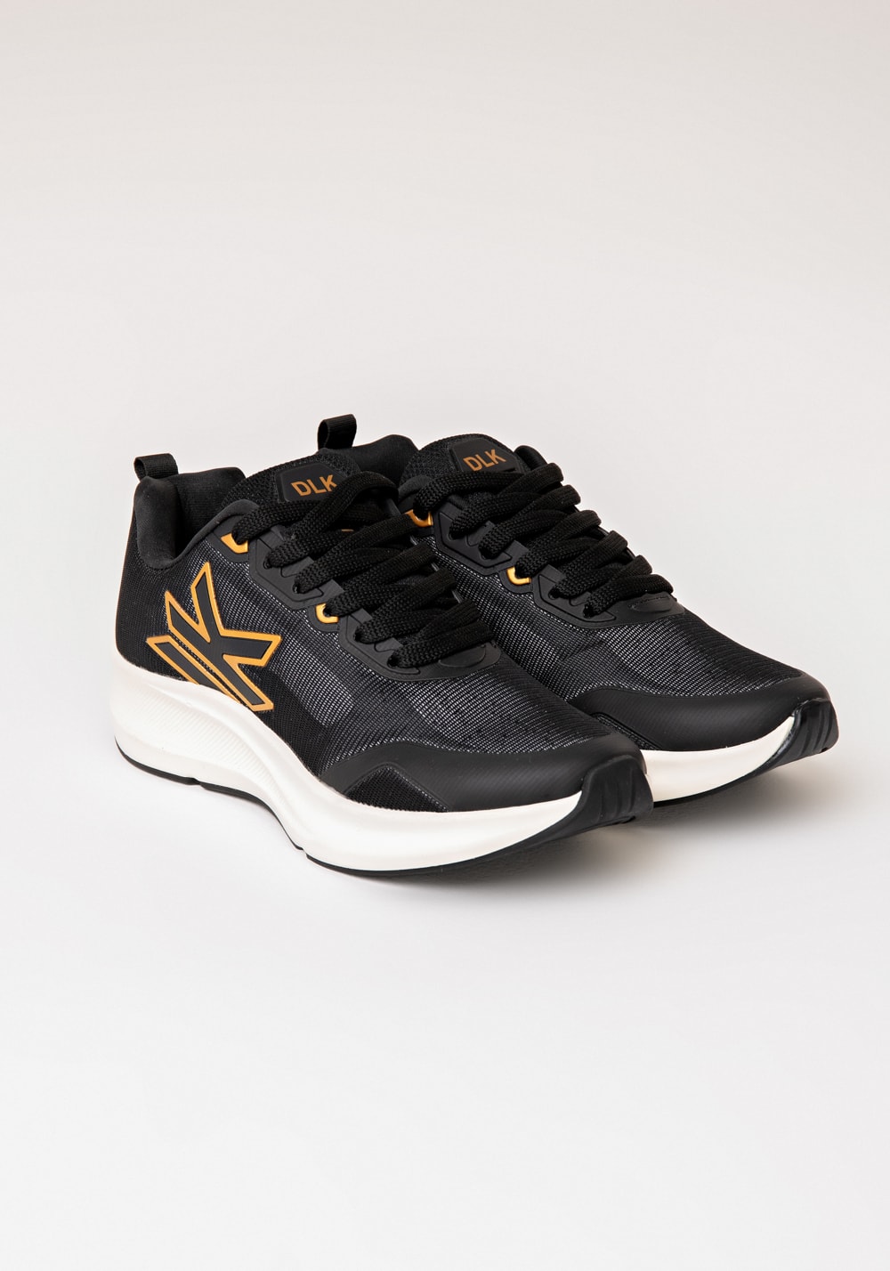 Tênis esportivo feminino preto com dourado dlk