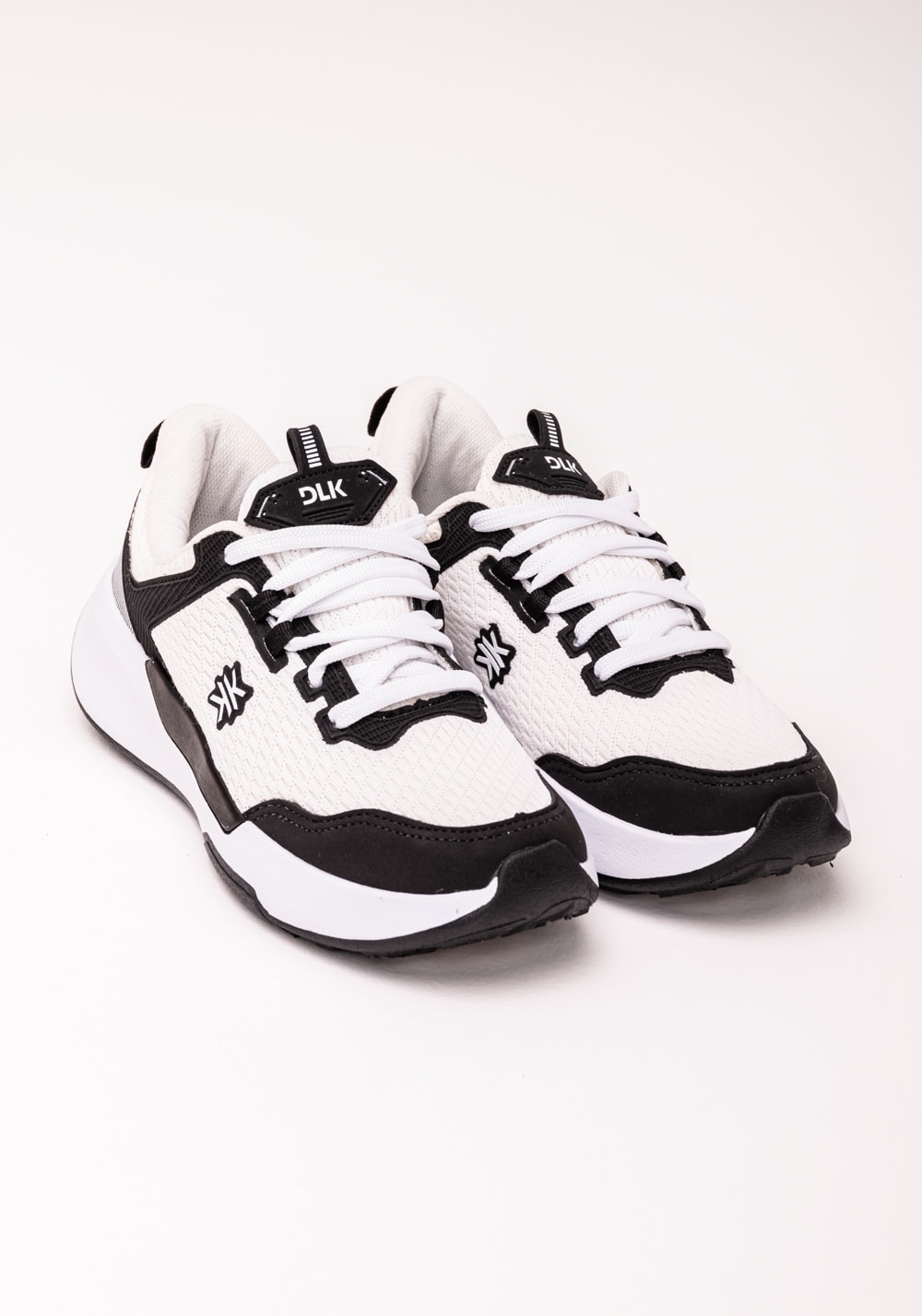 Tênis esportivo feminino sola alta branco e preto dlk