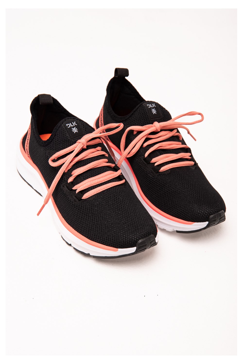 Tênis esportivo preto e coral com dois cadarços dlk shoes