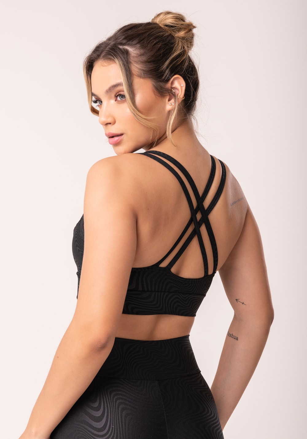 Top com bojo shine preto texturizado ondas com alças cruzadas