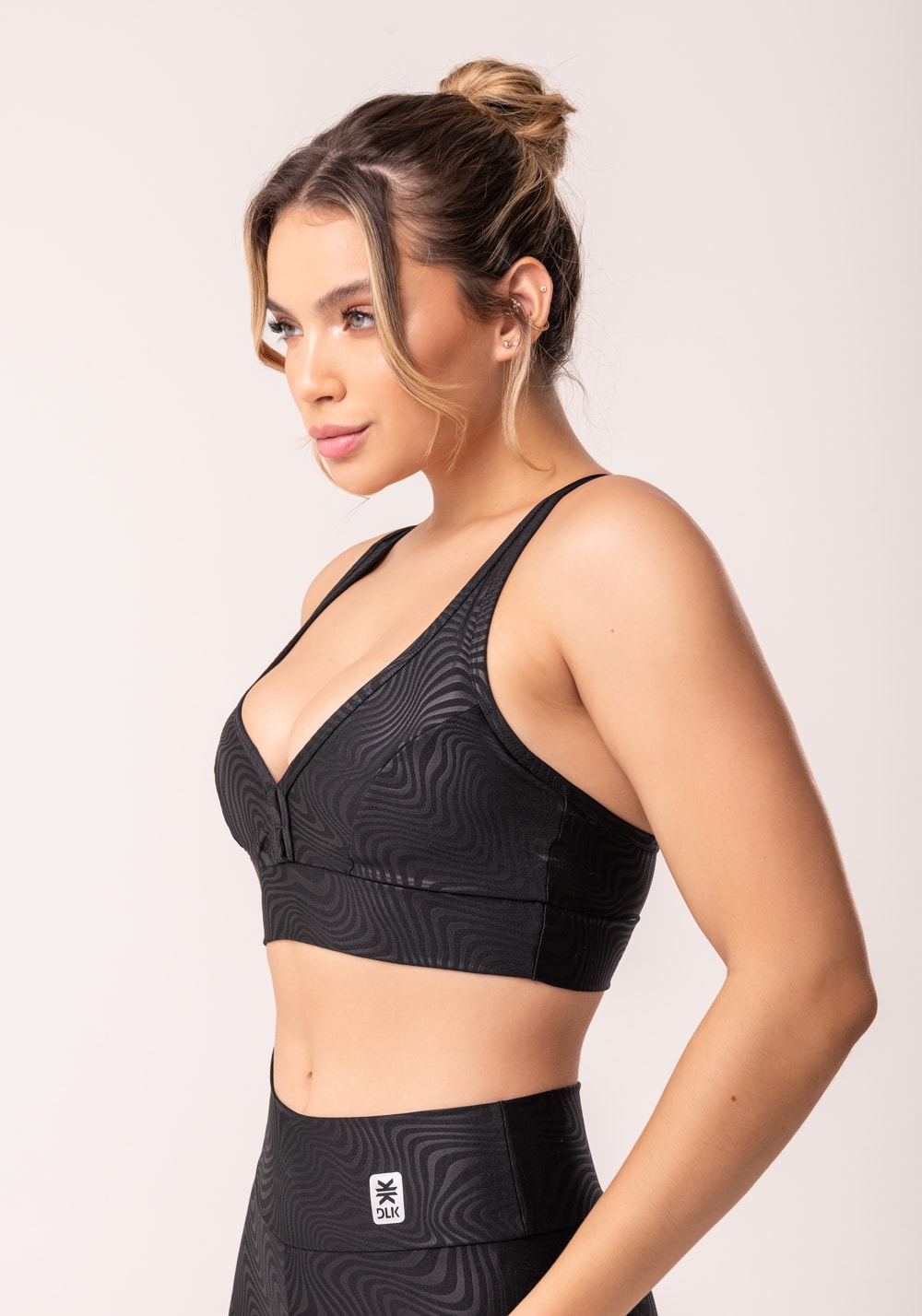 Top com bojo shine preto texturizado ondas com alças cruzadas