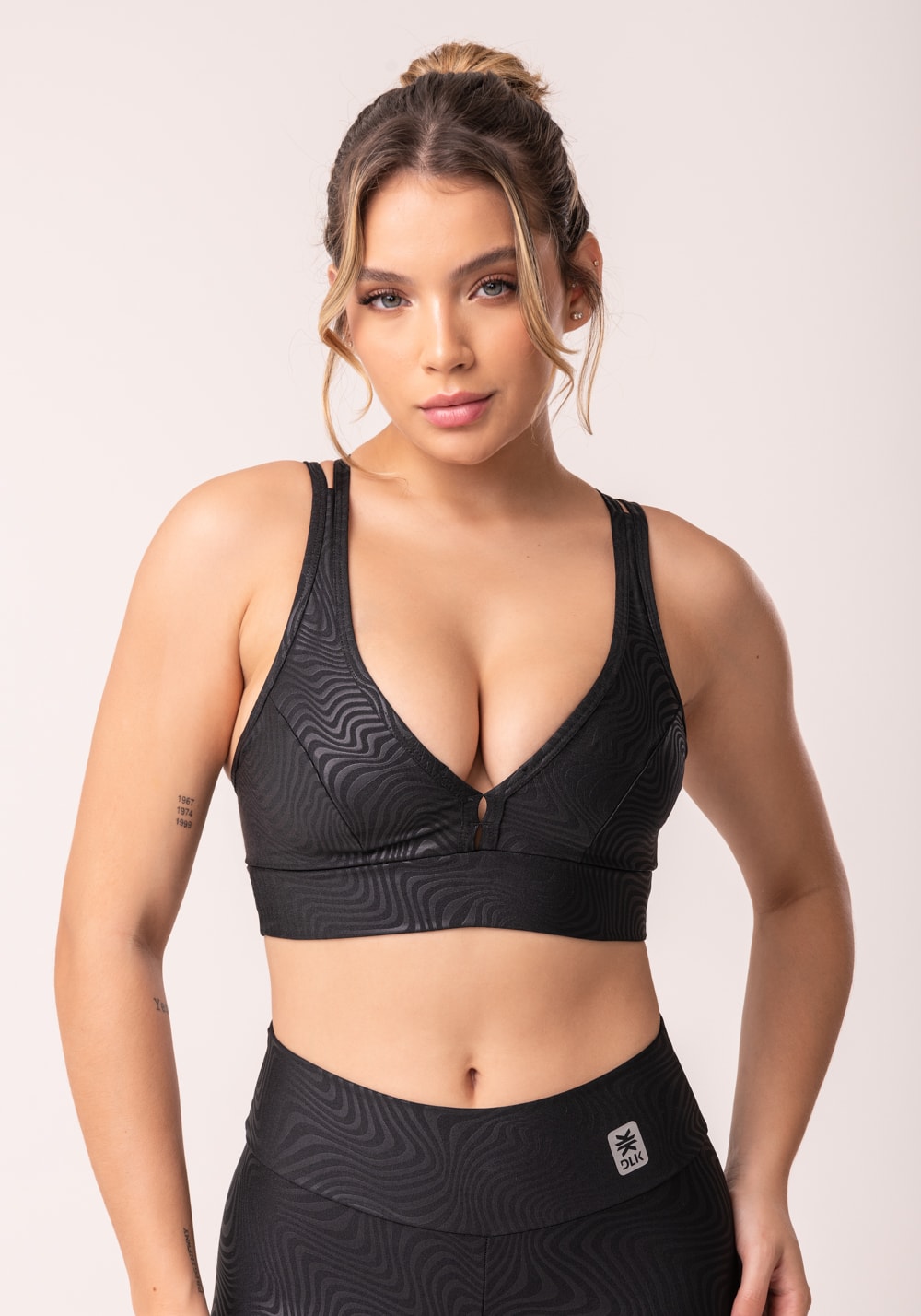 Top com bojo shine preto texturizado ondas com alças cruzadas
