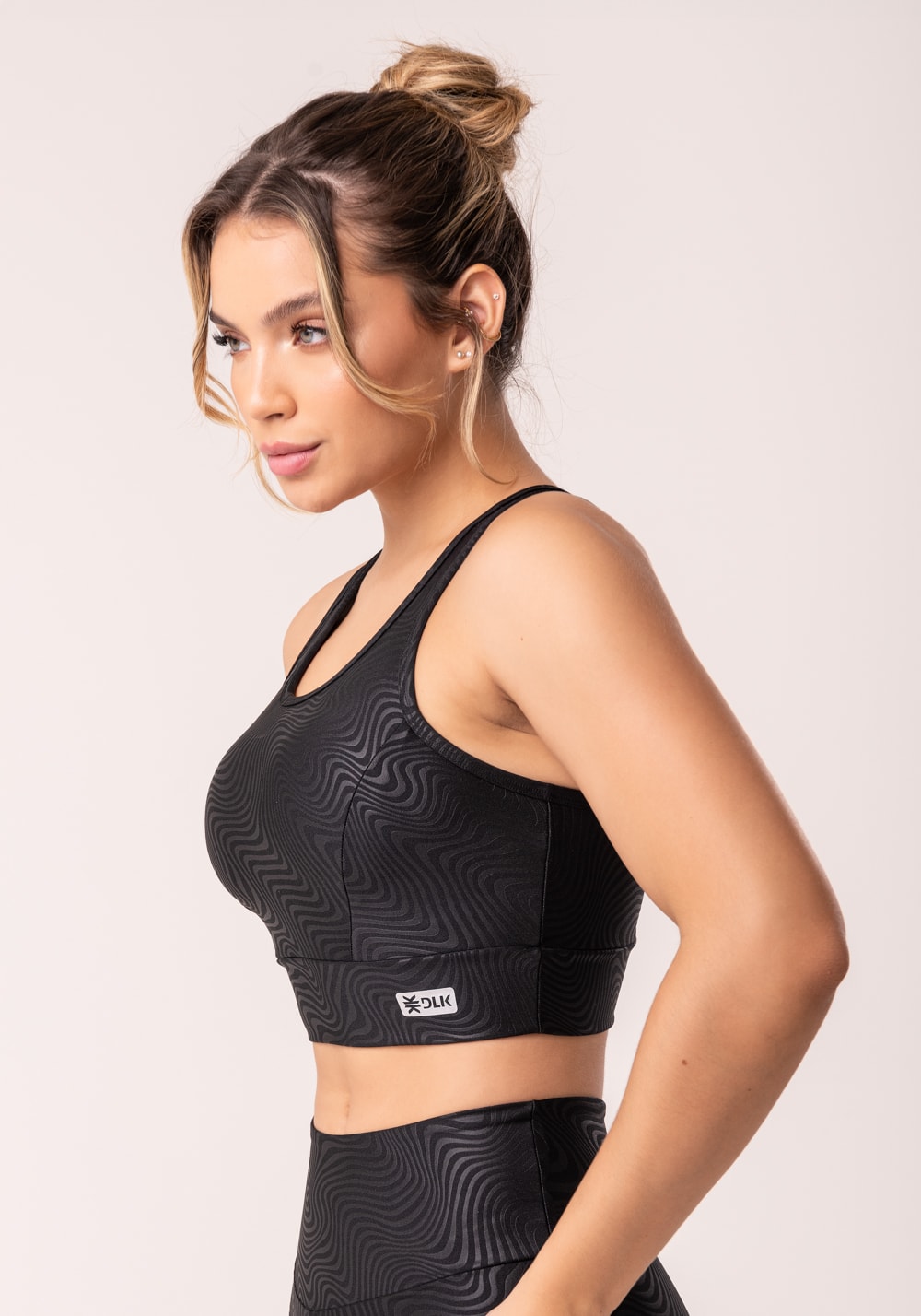 Top com bojo shine preto texturizado ondas cruzado costas dlk