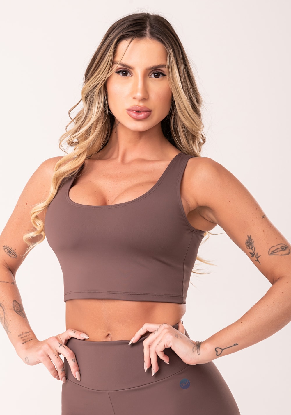 Top cropped fitness feminino marrom com recortes oasis
