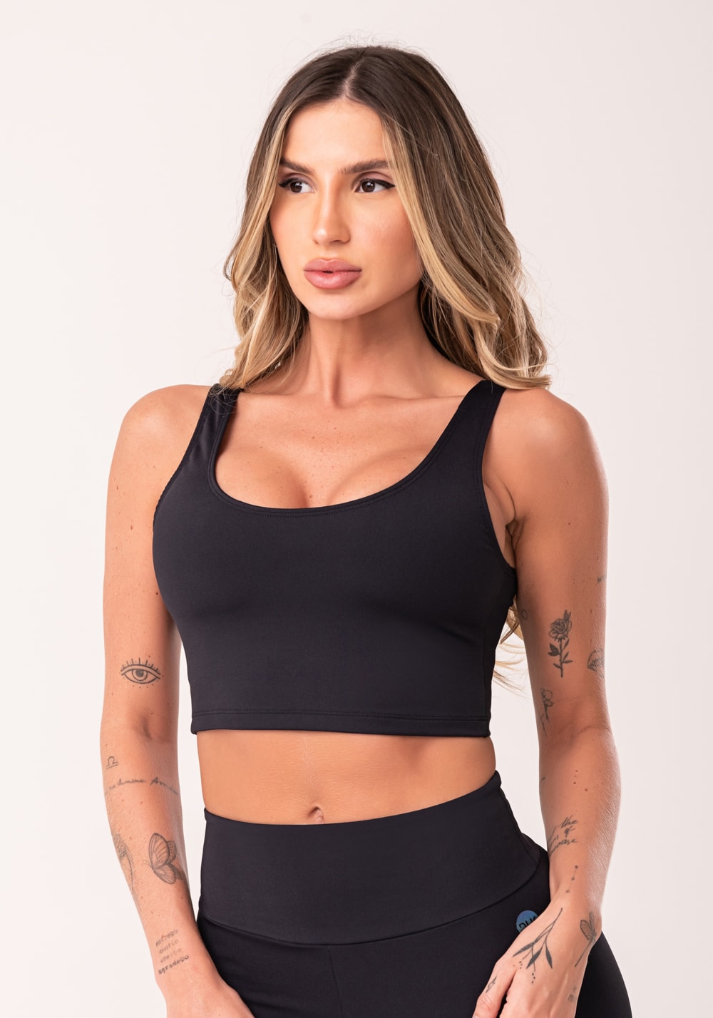 Top cropped fitness feminino preto com recortes oasis