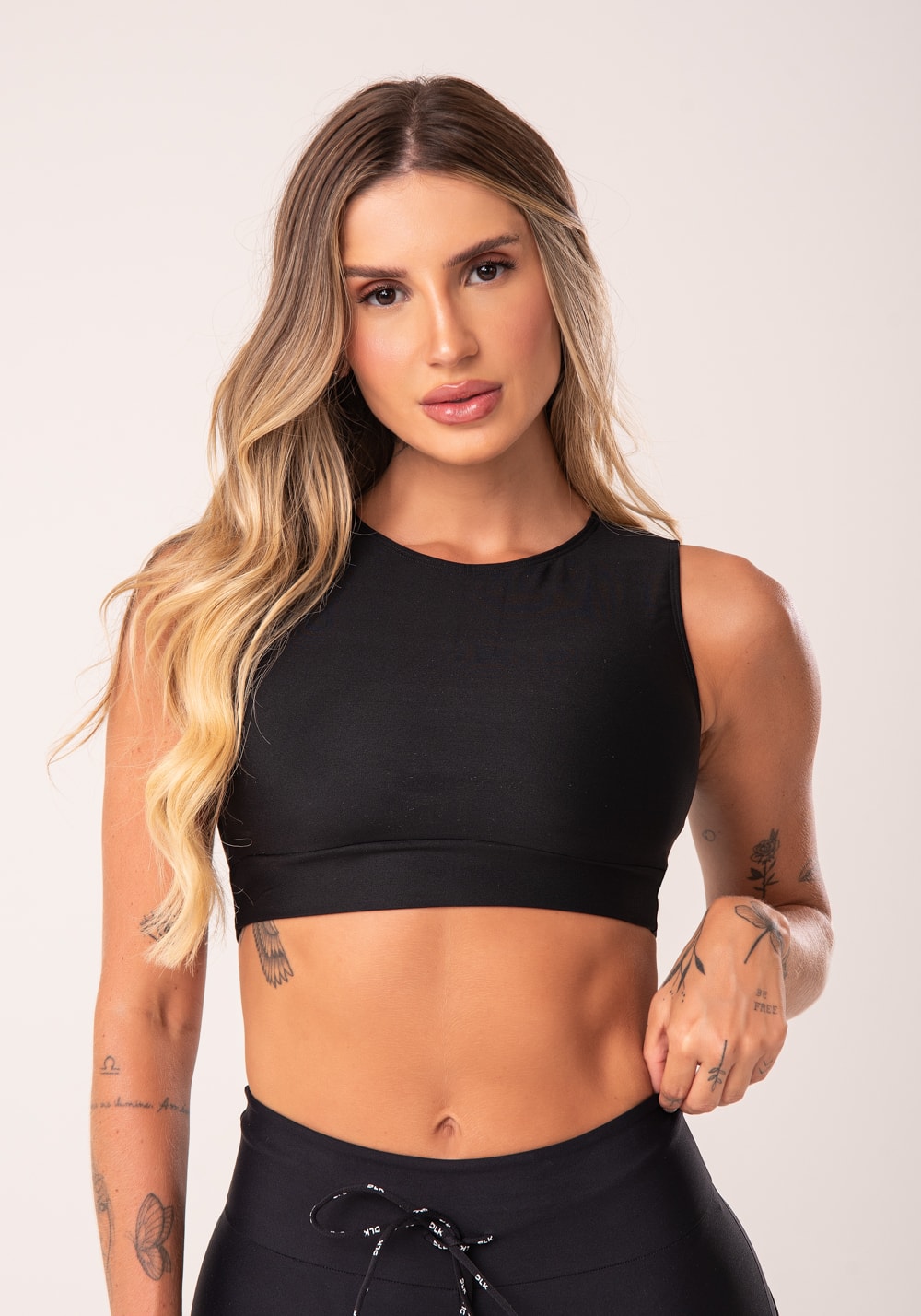 Top cropped preto básico