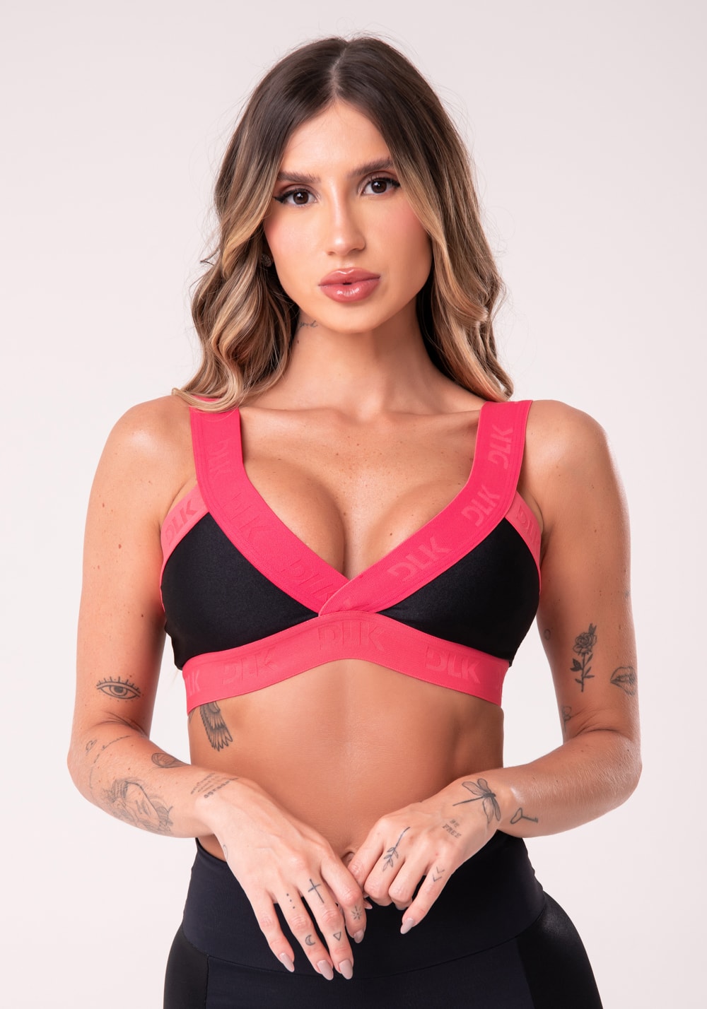 Top fitness energy preto com elástico transpassado rosa