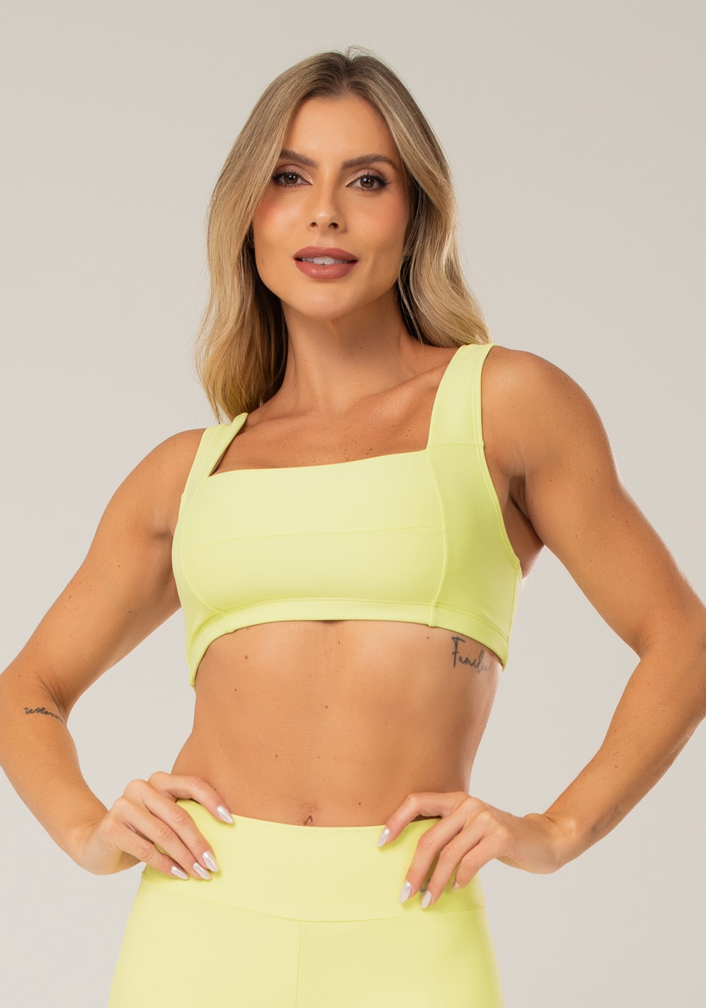 Top fitness feminino amarelo claro com decote reto e recortes