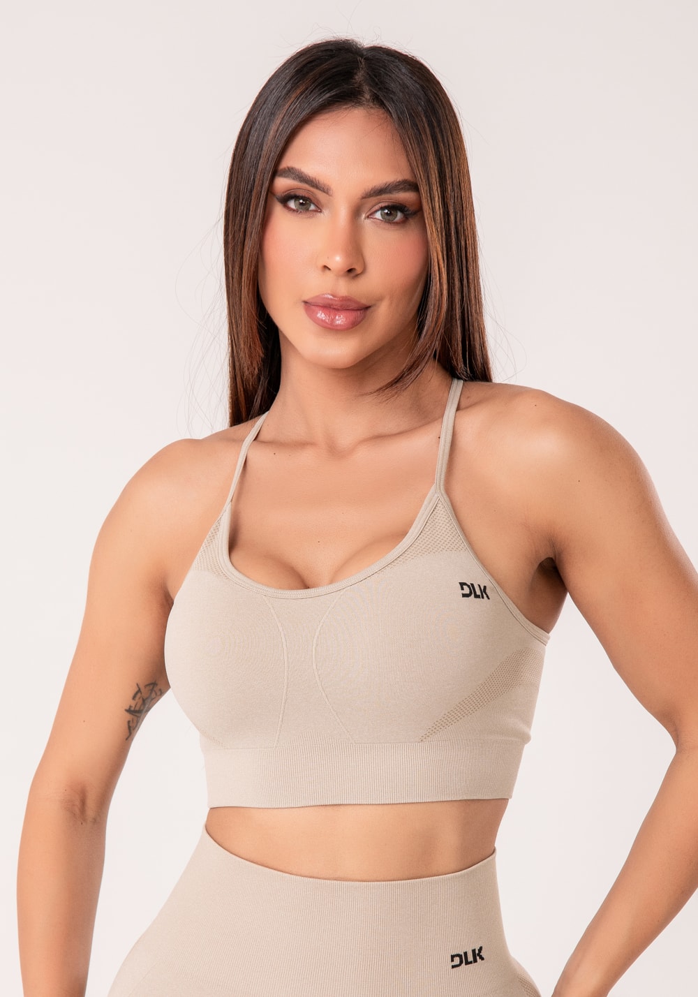 Top fitness feminino areia com bojo e alças cruzadas reguláveis seamle