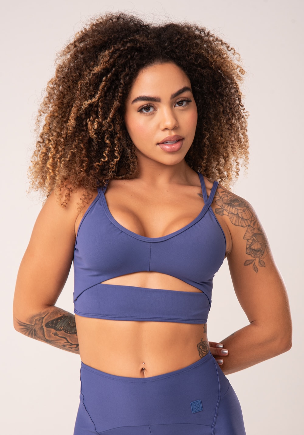 Top fitness feminino azul cut-out com decote franzido flow
