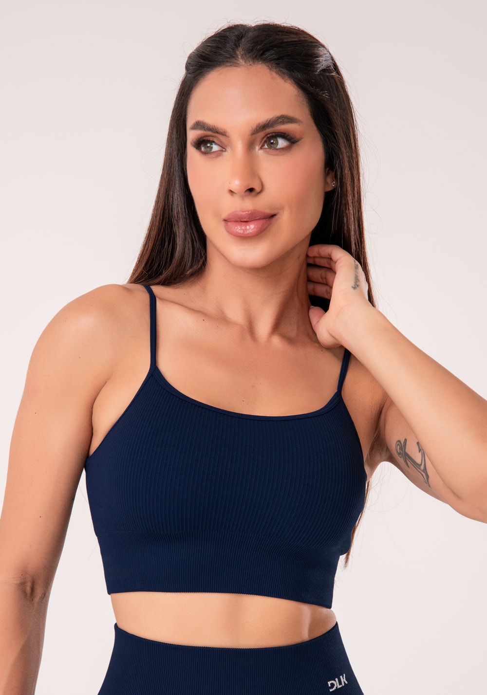 Top fitness feminino azul marinho canelado com bojo e alças reguláveis