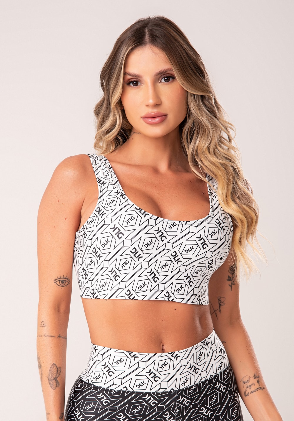 Top fitness feminino branco e preto logomania flow