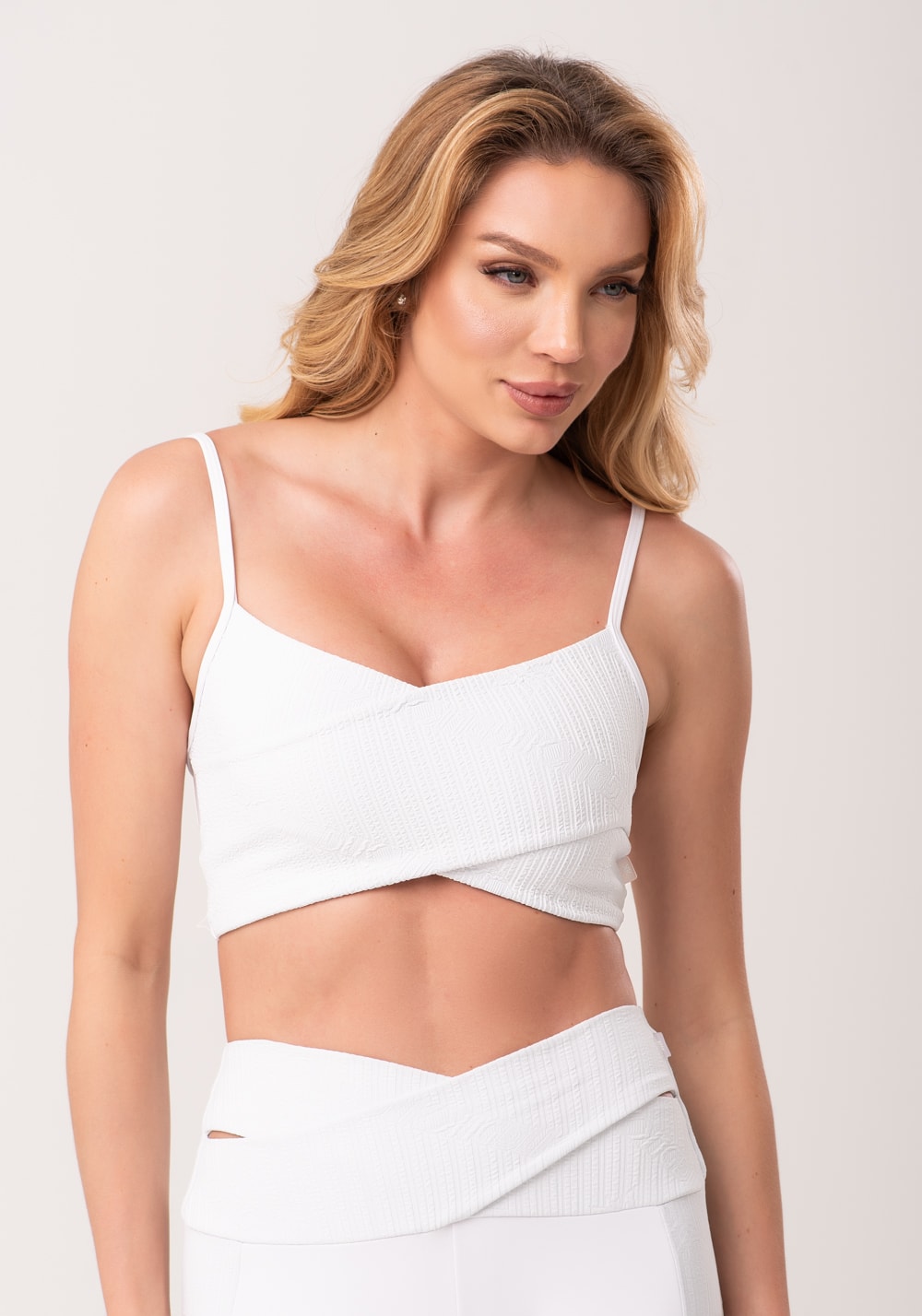 Top fitness feminino branco texturizado transpassado new age