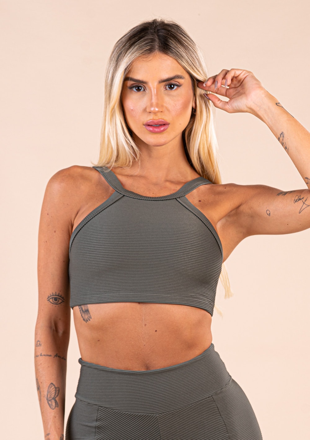 Top fitness feminino chumbo canelado decote alto action dlk