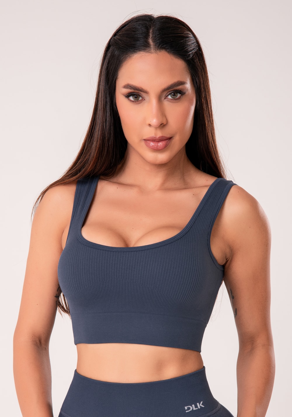 Top fitness feminino cinza chumbo canelado com bojo seamless+