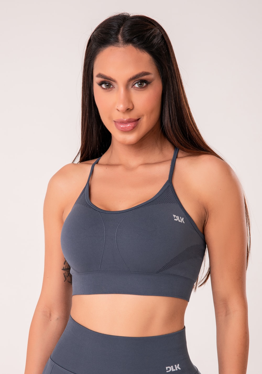 Top fitness feminino cinza chumbo com bojo e alças cruzadas reguláveis