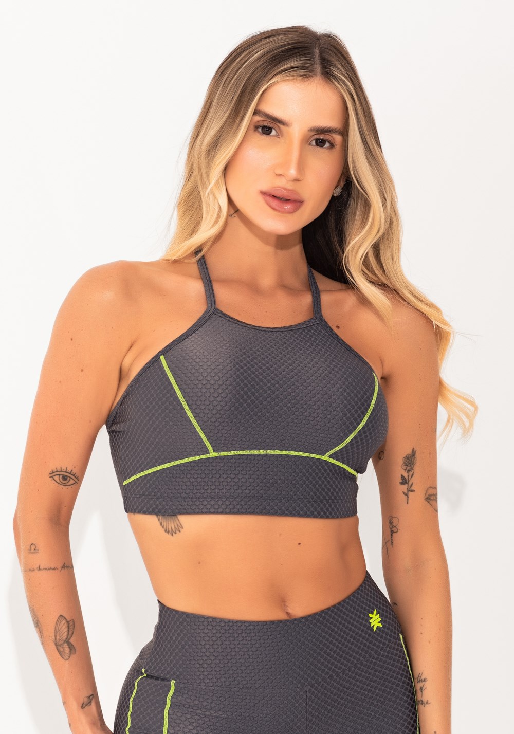 Top fitness feminino cinza texturizado com pesponto elegance