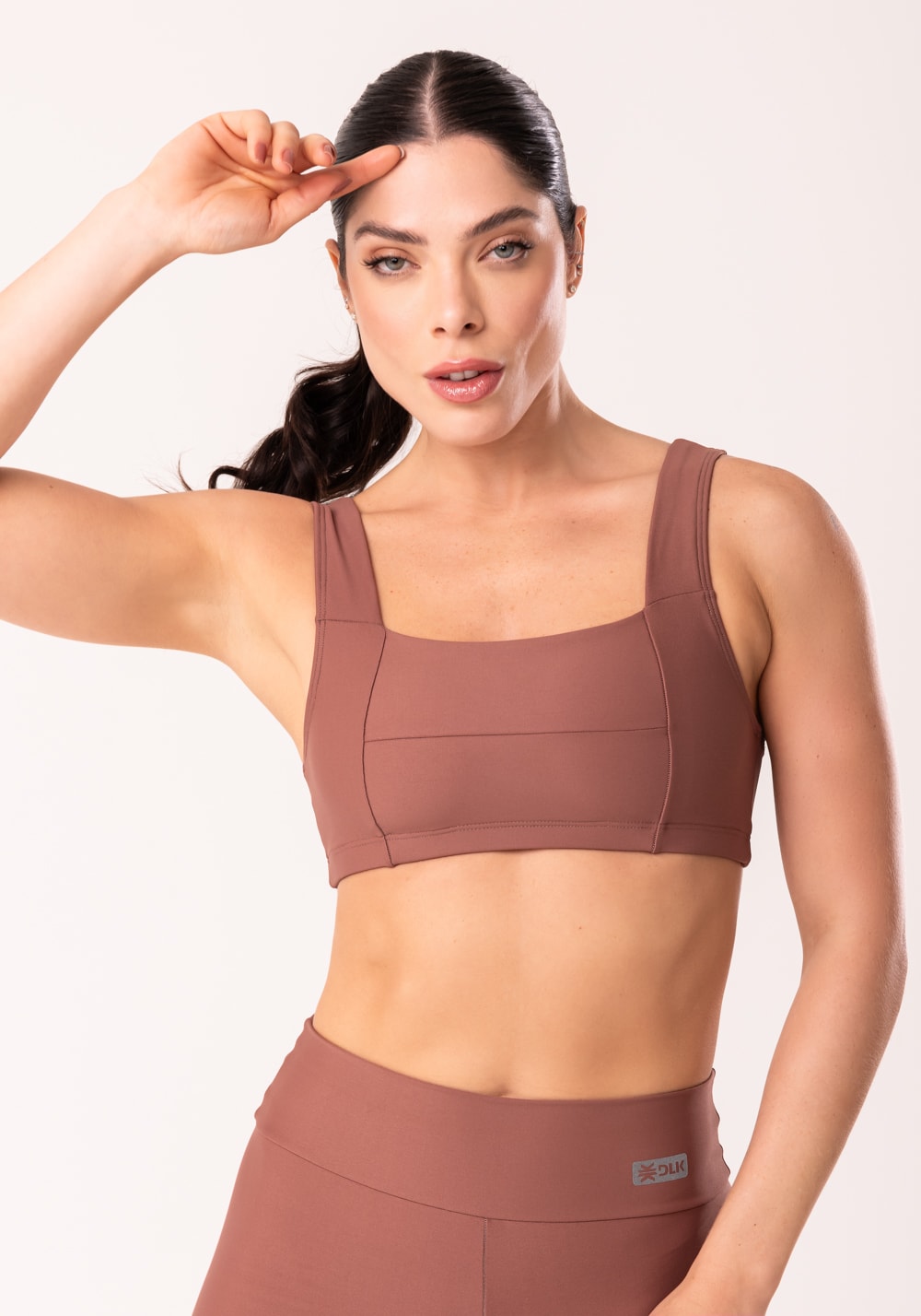 Top fitness feminino com decote reto e recortes carob brown