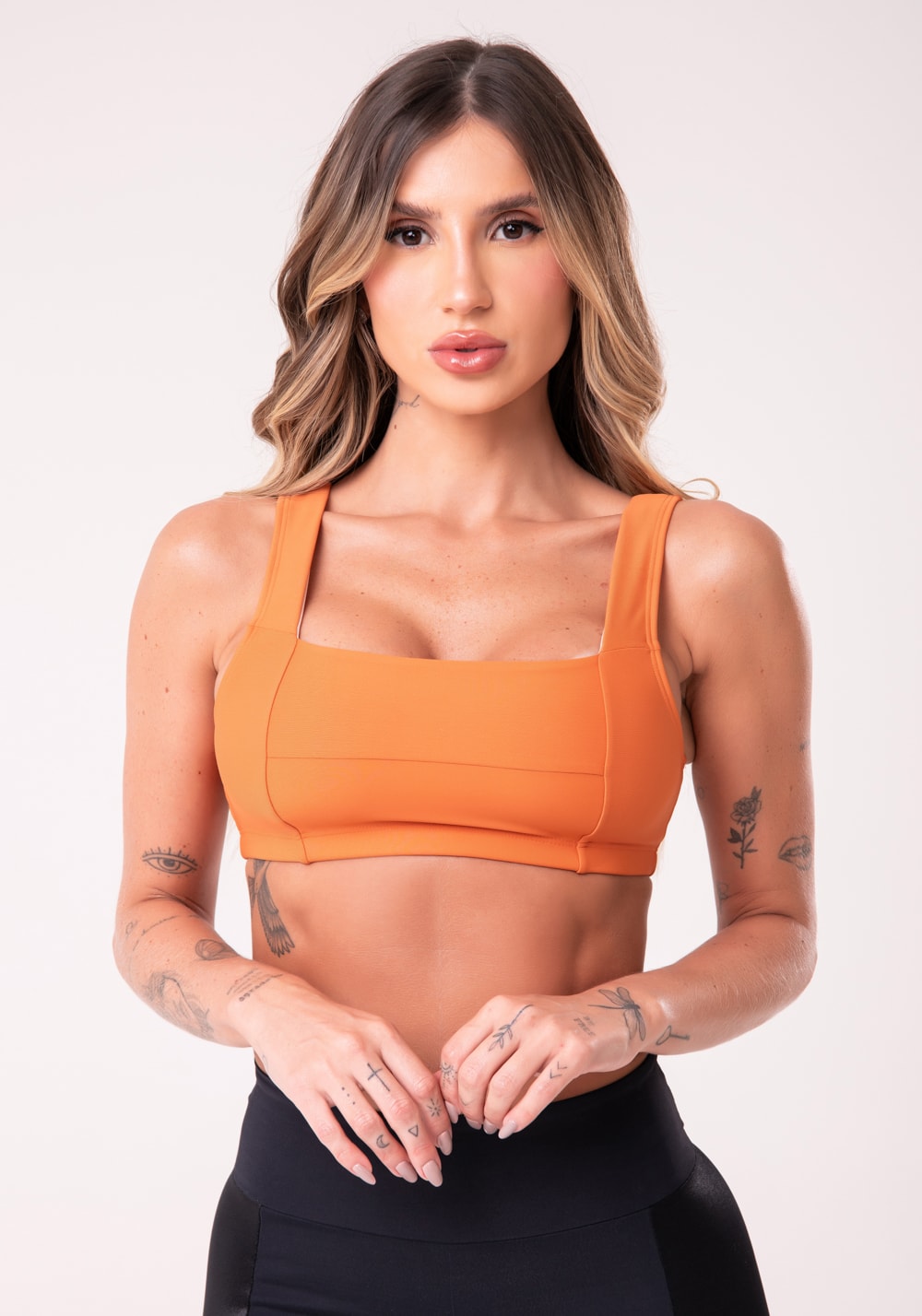Top fitness feminino com decote reto e recortes laranja