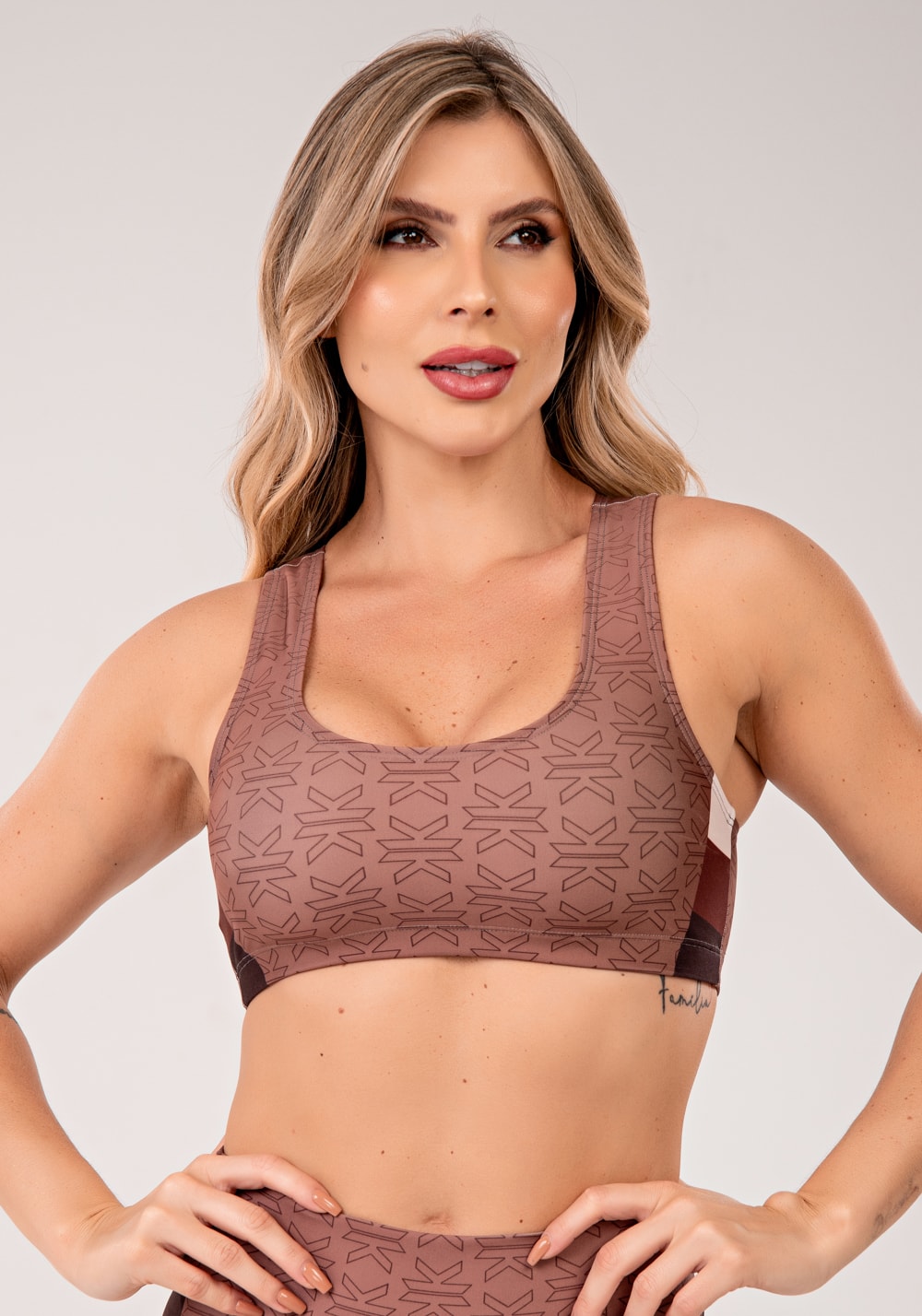Top fitness feminino estampado motivation marrom printed mousse