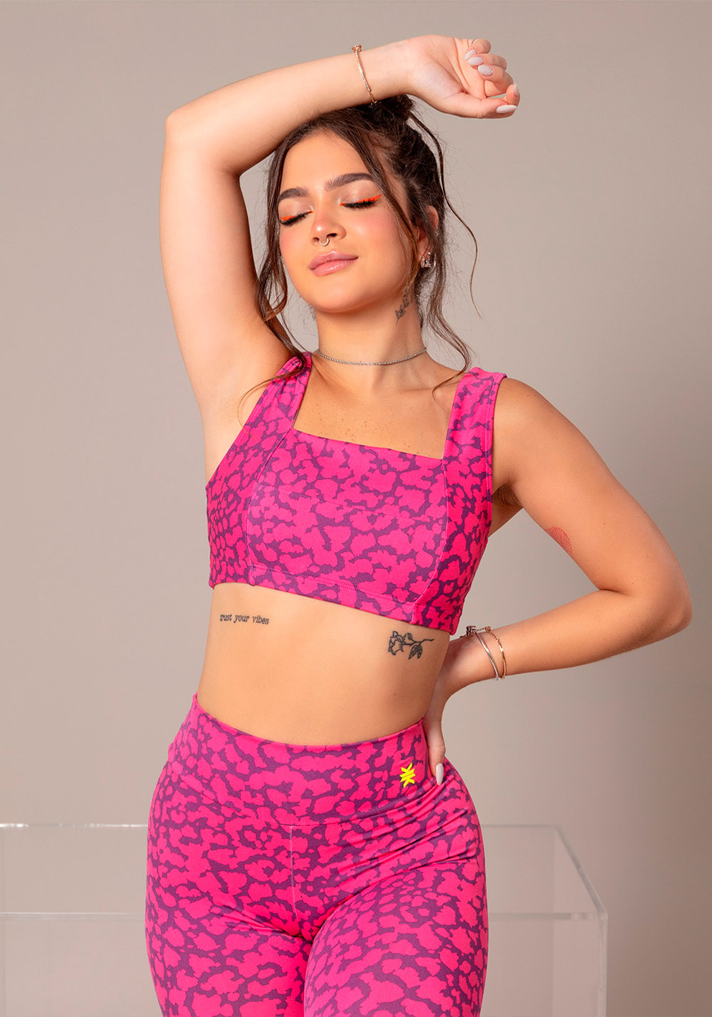 Top fitness feminino euphoria com decote reto estampa spot pink