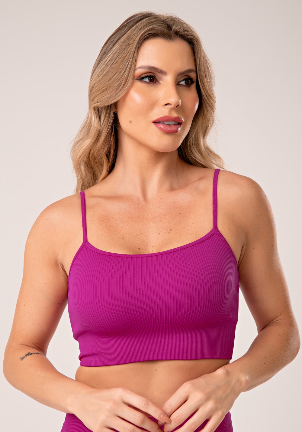 Top fitness feminino fúcsia canelado com bojo e alças reguláveis seaml