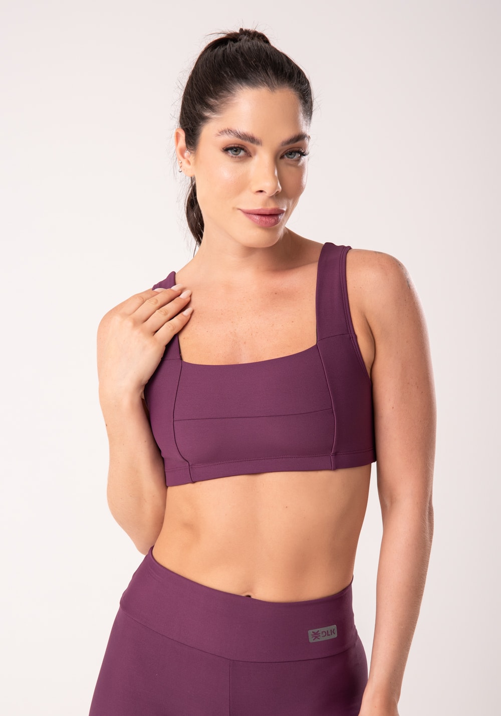 Top fitness feminino malbec com recortes e decote reto