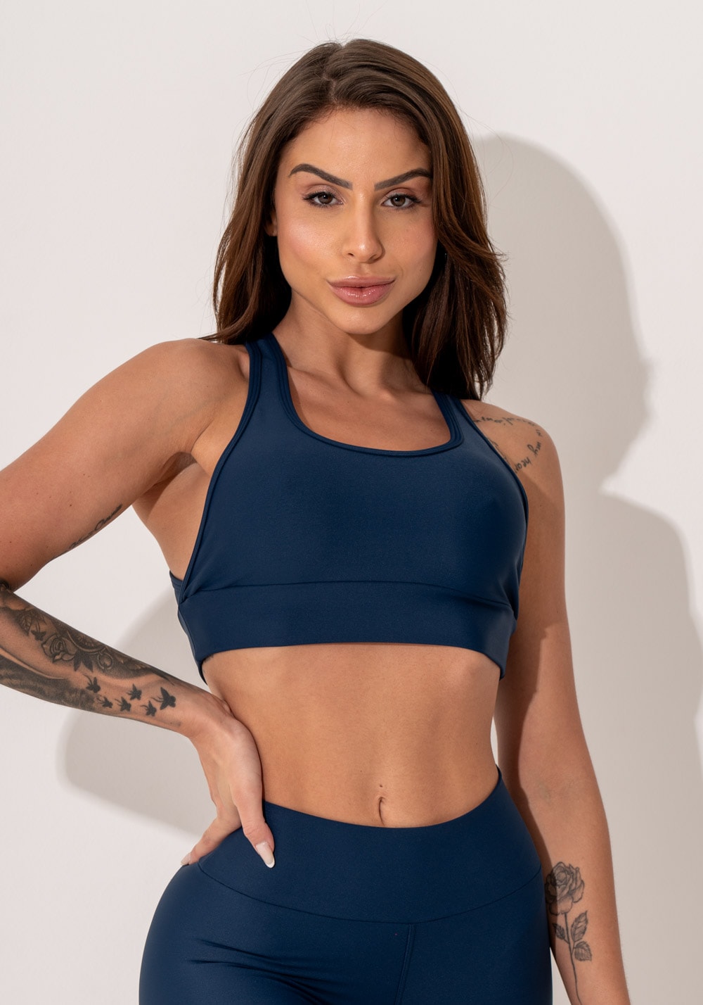 Top fitness feminino marinho com alças cruzadas nas costas intense