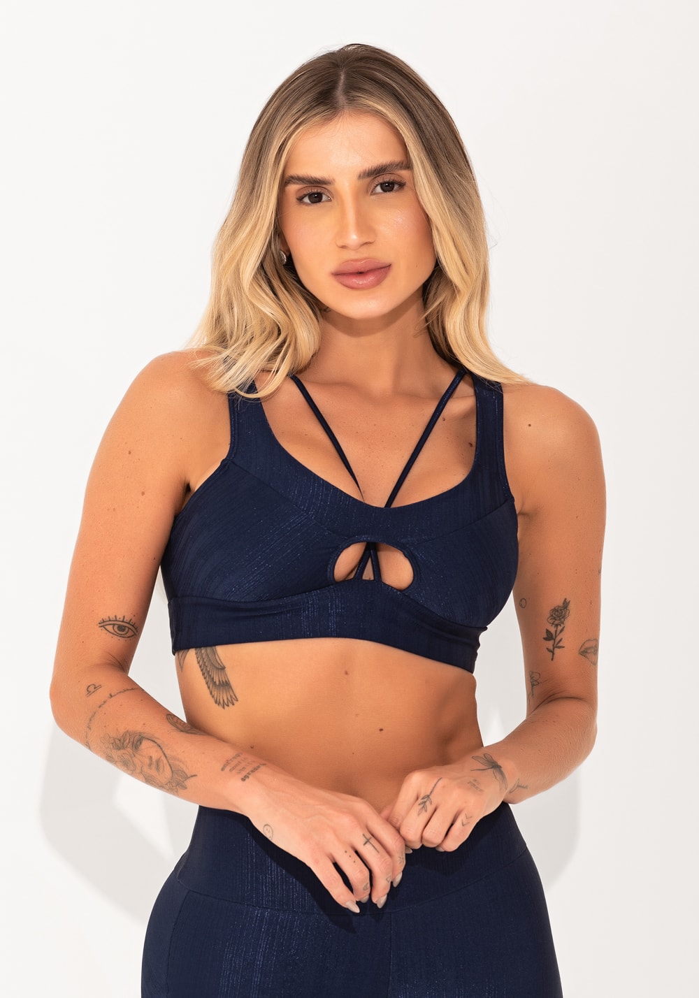 Top fitness feminino marinho texturizado cut-out com recortes elegance