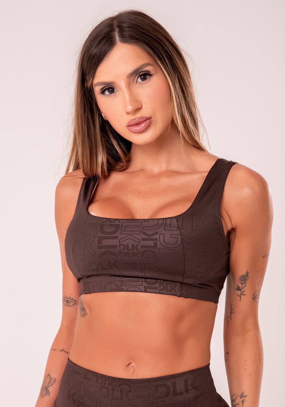 Top fitness feminino marrom com decote quadrado logomania reflections