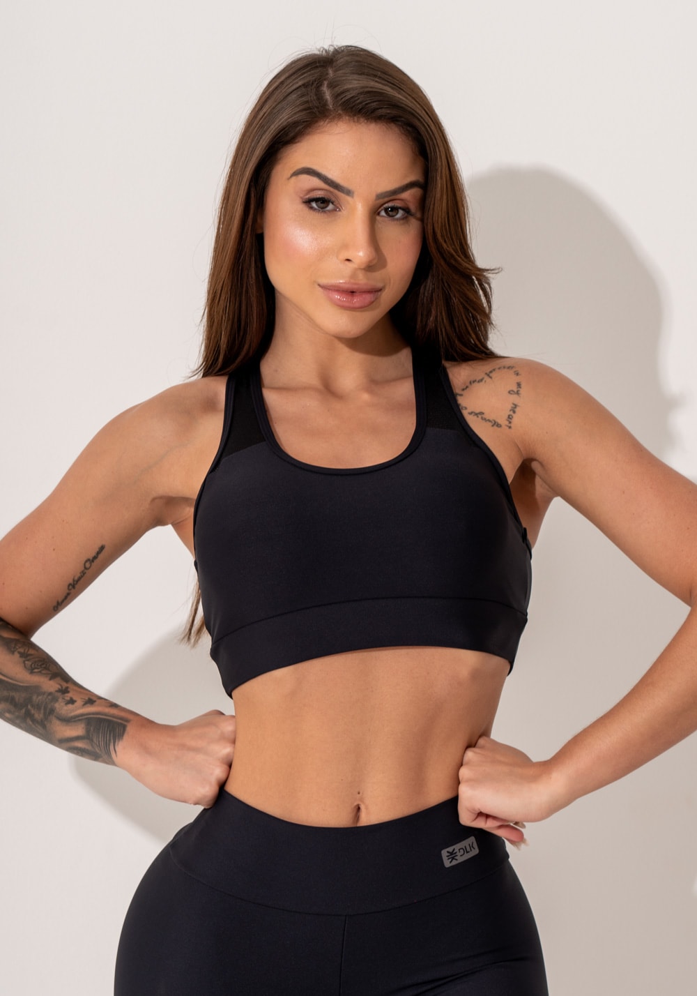 Top fitness feminino nadador preto com recortes em tela intense