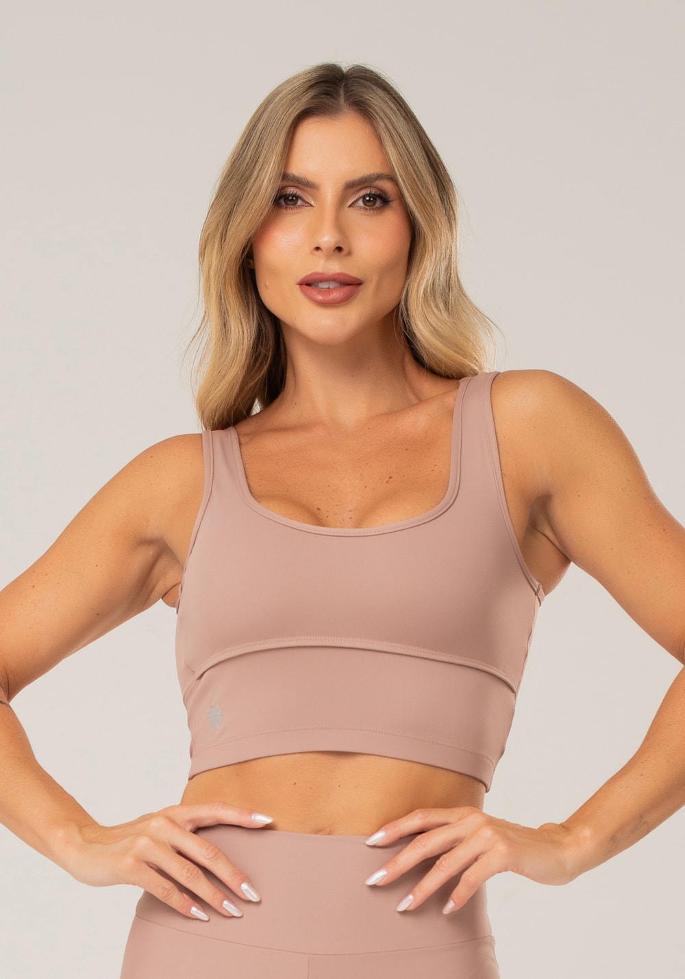 Top fitness feminino nude com alças largas e recortes lush