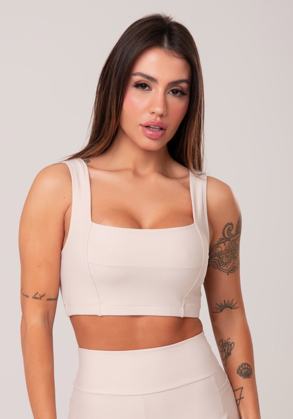 Top fitness feminino nude decote reto com recortes aura