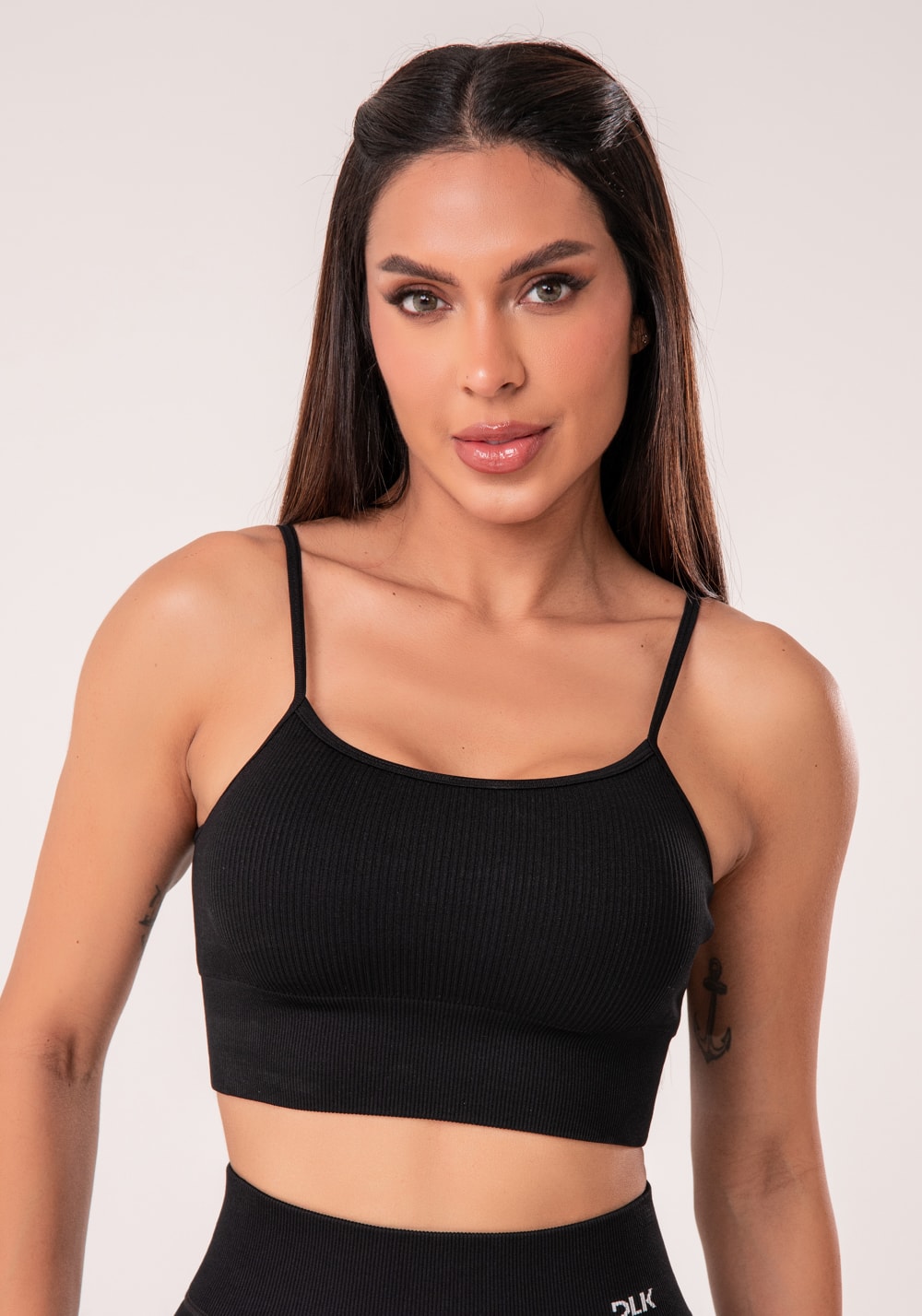 Top fitness feminino preto canelado com bojo e alças reguláveis seamle