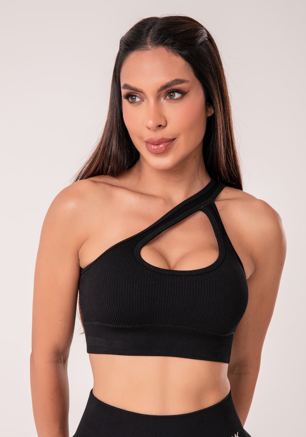 Top fitness feminino preto canelado com bojo e detalhe vazado seamless