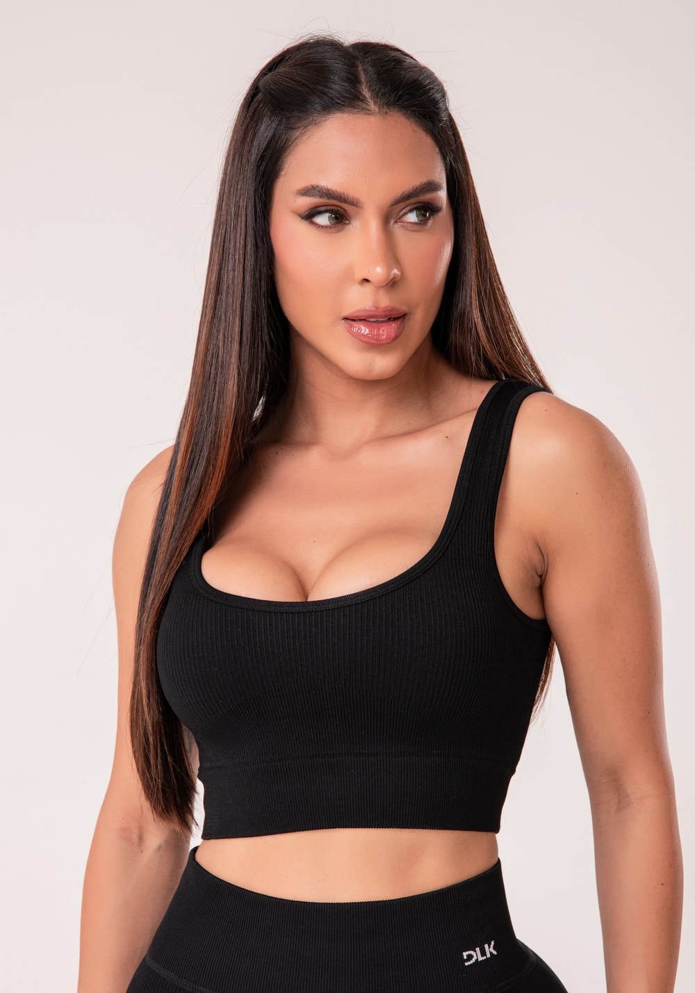 Top fitness feminino preto canelado com bojo seamless+