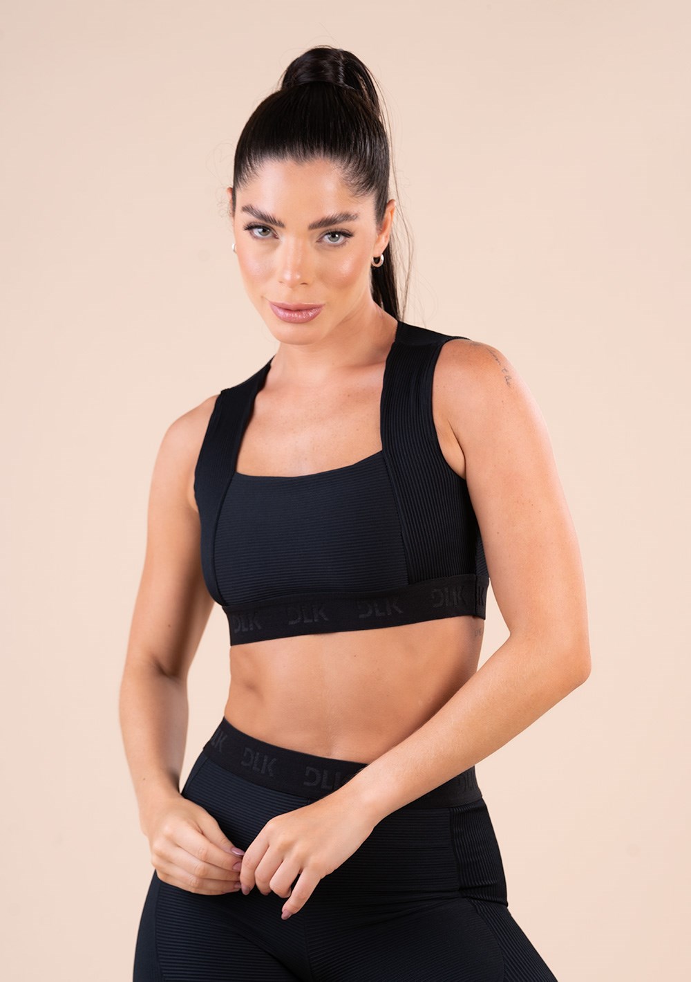 Top fitness feminino preto canelado com elástico e detalhe costas acti
