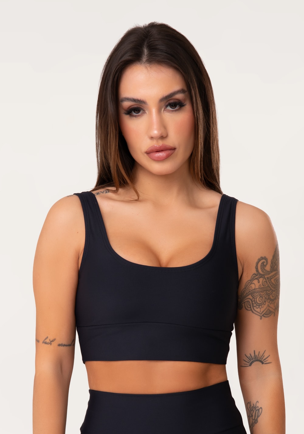 Top fitness feminino preto com alça larga aura