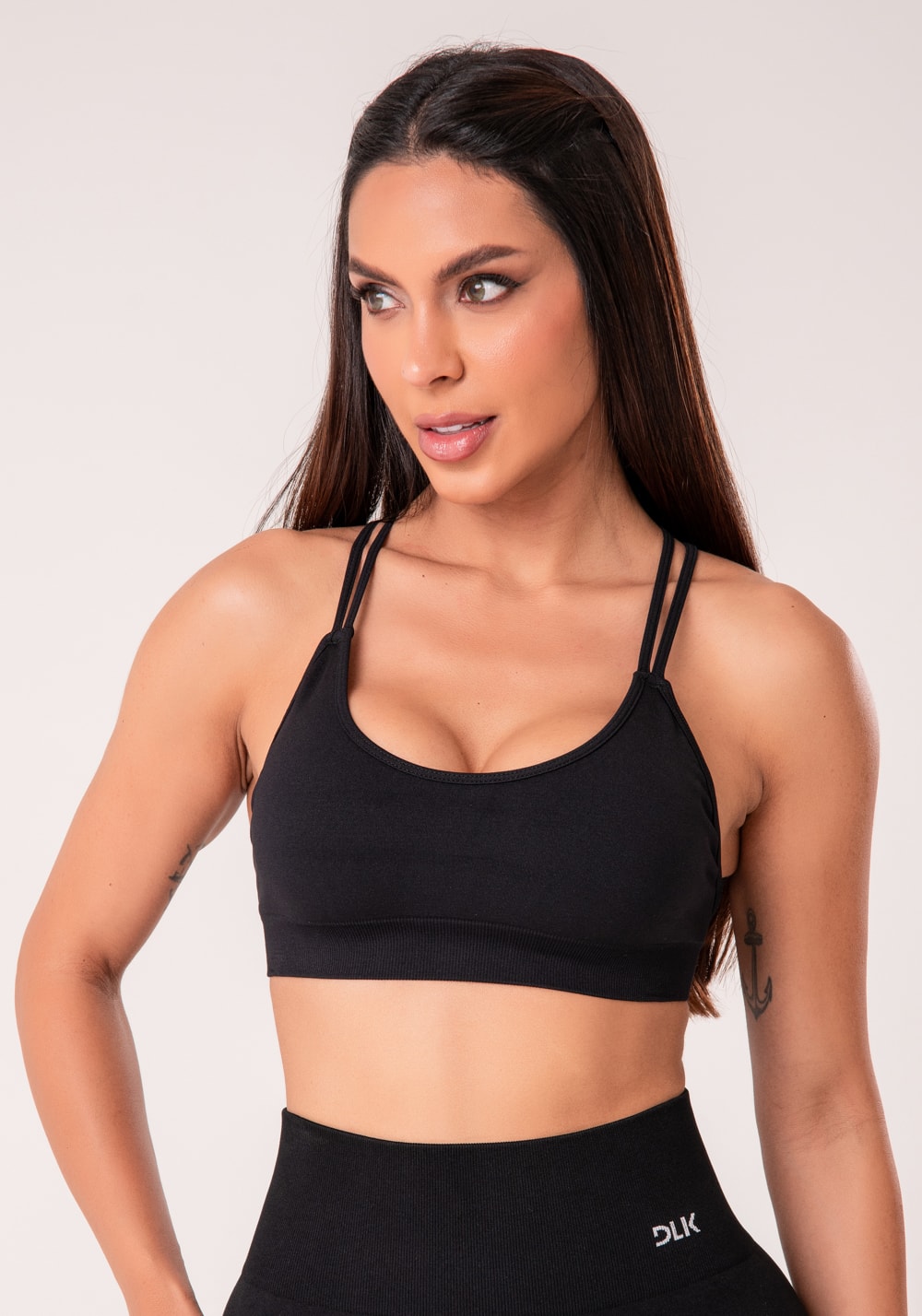 Top fitness feminino preto com bojo e alças cruzadas seamless+